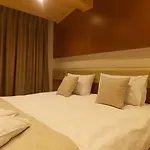 Queen 4* Selitë e Vogël