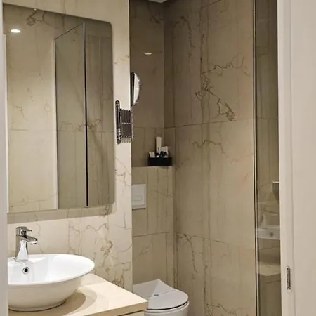 Hotel Queen Hotel 4*