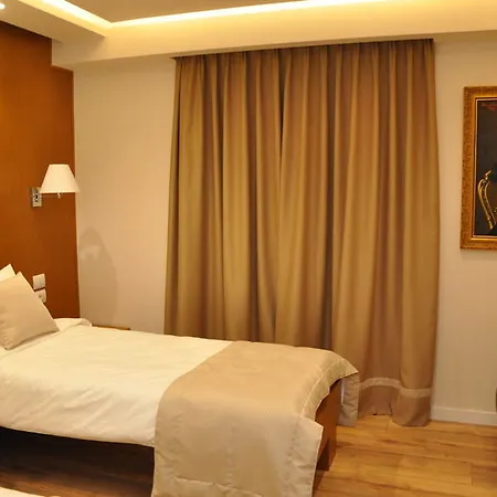 Hotel Queen Hotel 4*
