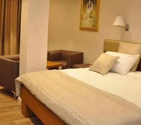 Queen Hotel Selitë e Vogël