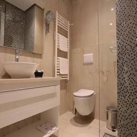 Hotel Queen Hotel 4*